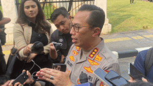 Kabid Humas Polda Metro Jaya Kombes Ade Ary Syam Indradi di depan Gerbang Pancasila Gedung DPR, Jakarta Selatan, Senin 25/8/2025 | Ari Kurniansyah/Forum Keadilan