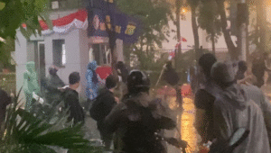 Sebuah Pos Polisi (Pospol) di dekat pintu 11 Stadion Utama Gelora Bung Karno (SUGBK) dirusak massa, Senin, 25/8/2025 | Ari Kurniansyah/Forum Keadilan