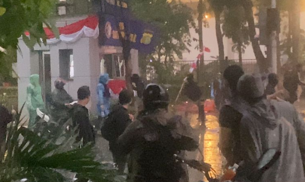 Massa Aksi Demo Rusak Pospol Dekat Kemenpora