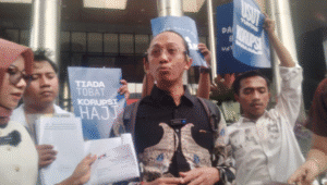 Kepala Divisi Hukum dan Investigasi ICW Wana Alamsyah di Gedung KPK, Jakarta, Selasa, 5/8/2025 | Muhammad Reza/Forum Keadilan