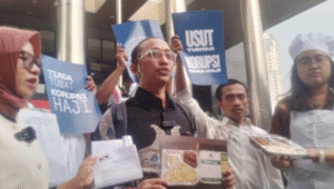 Kepala Divisi Hukum dan Investigasi ICW Wana Alamsyah di Gedung KPK, Jakarta, Selasa, 5/8/2025 | Muhammad Reza/Forum Keadilan