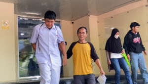 Tatang (52) saat menjemput saang anak di Polda Metro Jaya, Selasa, 26/8/2025 | Ari Kurniansyah/Forum Keadilan