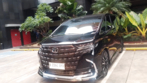 1 Mobil Alphard yang disita dari rumah Dinas mantan Wakil Menteri Ketenagakerjaan (Wamenaker) Immanuel Ebenezer alias Noel di Pancoran oleh KPK, Jakarta, Selasa, 26/8/2025 | Muhammad Reza/Forum Keadilan