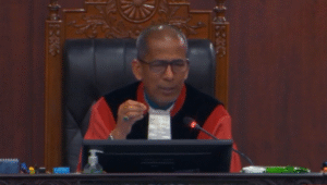 Hakim Mahkamah Konstitusi (MK) sekaligus Wakil Ketua Saldi Isra di ruang sidang Mahkamah Konstitusi (MK), Kamis, 7/8/2025 | YouTube Mahkamah Konstitusi