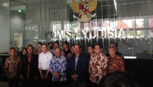 Tom Lembong bersama jajaran Komisioner Komisi Yudisial (KY) usai audiensi di Gedung KY, Senin, 11/8/2025 | Syahrul Baihaqi/Forum Keadilan
