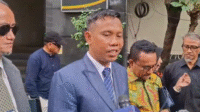 Kuasa Hukum Roy Suryo Cs, Ahmad Khozinudin, di Polda Metro Jaya, Jakarta Selatan, Selasa, 19/8/2025 | Ari Kurniansyah/Forum Keadilan