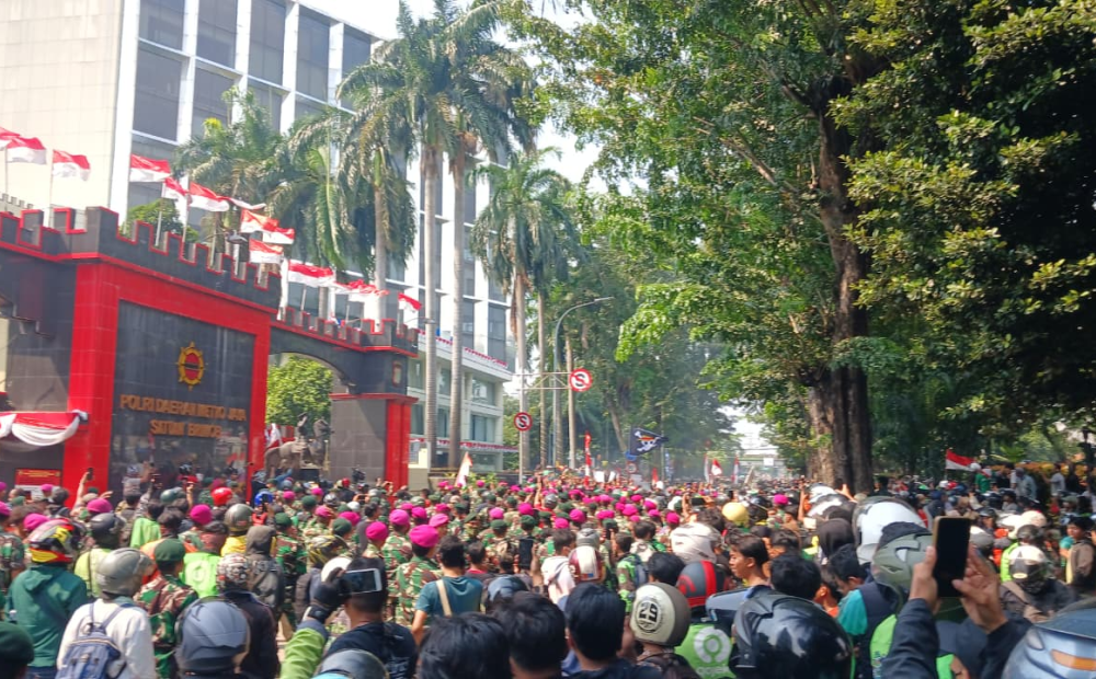 Massa Serang Mako Brimob Kwitang Pakai Petasan hingga Teriakan Pembunuh