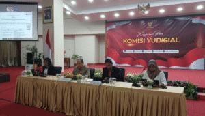 Jubir sekaligus Komisioner KY Mukti Fajar Nur Dewata (tengah) dan Komisioner KY Taufiq HZ. Rizky Surya (kiri) di Gedung KY, Senin, 11/8/2025 | Syahrul Baihaqi/Forum Keadilan