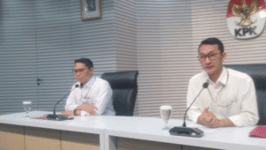 Plt Deputi Penindakan dan Eksekusi KPK Asep Guntur Rahayu dan Jubir KPK Budi Prasetyo di Gedung Merah Putih KPK, Jakarta, Selasa, 12/8/2025 | Muhammad Reza/Forum Keadilan