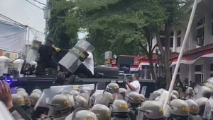 Bupati Pati Sudewo dilempari batu dan botol air oleh warga, Rabu, 13/8/2025 | Ist
