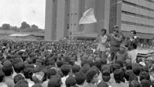 Jenderal Sumitro di tengah Massa di jalan Thamrin saat terjadi peristiwa Malari | Ist