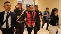 Nadiem Makarim mengenakan rompi pink usai jadi tersangka di Gedung Kejagung, Kamis, 4/9/2025 | Syahrul Baihaqi/Forum Keadilan