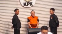 Menas Erwin Djohansyah (MED) (berompi oranye) dalam konferensi pers di Komisi Pemberantasan Korupsi (KPK), Kamis, 25/9/2025 | Muhammad Reza/Forum Keadilan
