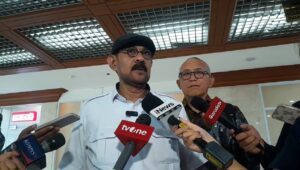 Kuasa hukum ADP, Nicholay Aprilindo, resmi mengajukan permohonan Rapat Dengar Pendapat Umum (RDPU) kepada Komisi III DPR RI untuk membuka kembali kasus Diplomat Muda, ADP, di Kompleks Parlemen, Senayan, Jakarta, Rabu, 3/9/2025 | Novia Suhari/Forum Keadilan
