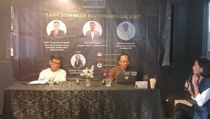 Kepala Divisi Hukum ICW Wana Alamshah (kanan) dalam diskusi Iwakum di Jakarta, Jumat, 19/9/2025 | Syahrul Baihaqi/Forum Keadilan