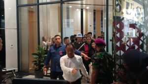 Nadiem Makarim mengenakan rompi pink usai jadi tersangka di Gedung Kejagung, Kamis, 4/9/2025 | Syahrul Baihaqi/Forum Keadilan