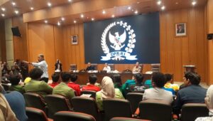 Ketua Bidang Perguruan Tinggi, Kemahasiswaan, dan Kepemudaan (PTKP) Pengurus Besar Himpunan Mahasiswa Islam (PB HMI) Abdul Hakim El (pojok kiri) saat berteriak desak Dasco telepon Kapolri | Novia Suhari/Forum Keadilan