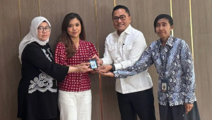 Deputi Bidang Protokol, Pers dan Media Sekretariat Presiden (BPMI) Yusuf Permana (kemeja putih) saat mengembalikan ID liputan jurnalis CNN Indonesia Diana Valencia (baju merah) di Kompleks Istana Kepresidenan Jakarta, Senin, 29/9/2025 | Ist