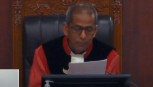 Hakim Konstitusi Saldi Isra dalam sidang yang digelar di Gedung Mahkamah Konstitusi (MK), Jakarta, Senin, 29/9/2025 | YouTube Mahkamah Konstitusi