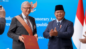 Presiden Prabowo Subianto menganugerahkan penghargaan Order of Distinguished Stars – Bintang Jasa Utama kepada William Henry Gates III atau Bill Gates di Landmark Room, Hotel Millennium Hilton New York One UN Plaza pada Selasa, 23/9/2025 | YouTube Sekretariat Presiden