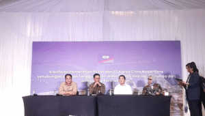 Direktur Pengendalian Penataan Ruang Laut Kementerian Kelautan dan Perikanan (KKP) Fajar Kurniawan (kiri kedua) menegaskan bahwa tanggul beton yang viral di pesisir laut Cilincing, Jakarta Utara, bukan merupakan bagian dari Proyek Strategis Nasional (PSN) Giant Sea Wall | Novia Suhari/Forum Keadilan