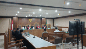 Terdakwa Korporasi Korupsi Gerobak UMKM pada Kementerian Perdagangan 2018-2019 Bambang Widianto (kanan) dan Mashur (kiri) menjalani sidang pembacaan vonis di Pengadilan Tipikor Jakarta, Selasa, 9/9/2025 | Syahrul Baihaqi/Forum Keadilan