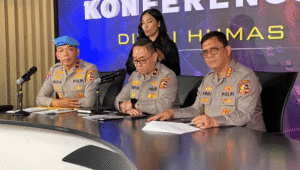 Karo Pengawasan dan Pembinaan Profesi Propam Polri Brigjen Agus Wijayanto (kiri) saat memberikan keterangan kepada media, di Div Humas Polri, Jakarta Selatan, Senin, 1/9/2025 | Ari Kurniansyah/Forum Keadilan