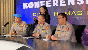 Karo Pengawasan dan Pembinaan Profesi Propam Polri Brigjen Agus Wijayanto (kiri) saat memberikan keterangan kepada media, di Div Humas Polri, Jakarta Selatan, Senin, 1/9/2025 | Ari Kurniansyah/Forum Keadilan