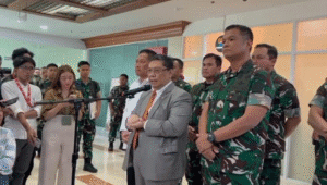 Ketua Komisi I Utut Adianto (tengah) bersama dengan Waka Panglima Tandyo Budi (kanan), beserta jajaran, di Kompleks Parlemen Senayan, Jakarta, Senin, 1/9/2025 | Ist