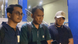 Direktur Imparsial Ardi (tengah) di Polda Metro Jaya, Selasa, 9/9/2025 | Ari Kurniansyah/Forum Keadilan