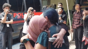 Ibunda dari Delpedro Marhaen, Magda Antista saat memeluk Pakar Hukum Tata Negara Bivitri Susanti, di Polda Metro Jaya, Rabu, 10/9/2025 siang | Ari Kurniansyah/Forum Keadilan