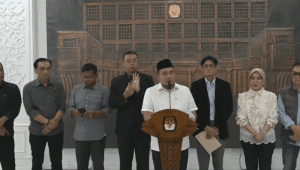 Ketua KPU Mochammad Afifuddin dalam jumpa pers mengenai Penetapan Dokumen Persyaratan Pasangan Calon Presiden dan Wakil presiden (Capres-cawapres) sebagai informasi publik yang dikecualikan oleh KPU, di Kantor KPU RI, Jakarta, Selasa, 16/9/2025. | YouTube KPU RI