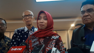 Istri almarhum diplomat muda Arya Daru Pangayunan, Meta Ayu Puspitantri, usai menghadiri Rapat Dengar Pendapat Umum (RDPU) dengan Komisi XIII DPR RI di Kompleks Parlemen, Senayan, Jakarta, Selasa, 30/9/2025 | Novia Suhari/Forum Keadilan