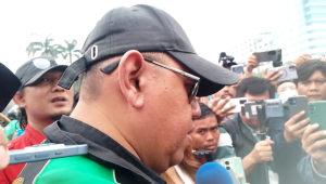 Ketua Umum Asosiasi Pengemudi Ojek Online Garda Indonesia Raden Igun Wicaksono, di depan Gedung DPR RI, Rabu, 17/9/2025 | Muhammad Reza/Forum Keadilan