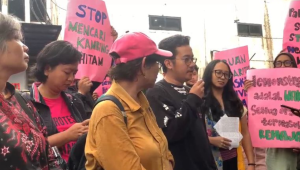 Pihak keluarga Delpedro Marhaen Rismanyah di depan ruang tahanan (rutan) Direktorat Perawatan Tahanan dan Barang Bukti, Polda Metro Jaya, Rabu, 17/9/2025 | Ari Kurniansyah/Forum Keadilan