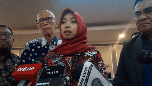 Istri almarhum diplomat muda Arya Daru Pangayunan, Meta Ayu Puspitantri, usai menghadiri Rapat Dengar Pendapat Umum (RDPU) dengan Komisi XIII DPR RI di Kompleks Parlemen, Senayan, Jakarta, Selasa, 30/9/2025 | Novia Suhari/Forum Keadilan
