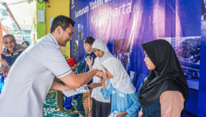 T Transportasi Jakarta (Transjakarta) memperingati Hari Pelanggan Nasional (Harpelnas) dengan memberikan santunan kepada 100 anak yatim di RPTRA Kebon Pala Berseri, Kelurahan Kebon Pala, Jakarta Timur, Kamis 4/9. | Ist