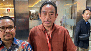 Dodi Hartadi (60) (kiri) paman dari Larasati Faizati Khairunnisa, tersangka dugaan provikasi pembakaran Mabes Polri, saat memberikan keterangan kepada media di Mabes Polri, Jakarta Selatan, Kamis 4/9/2025 | Ari Kurniansyah/Forum Keadilan