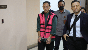 Mantan Mantan Menteri Pendidikan, Kebudayaan, Riset, dan Teknologi (Mendikbudristek) periode 2019-2024, Nadiem Makarim mengenakan rompi pink usai jadi tersangka di Gedung Kejagung, Kamis, 4/9/2025 | Dok Kejagung