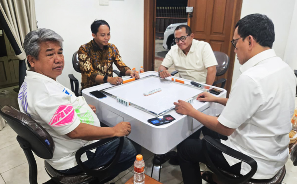 Raja Juli Antoni Buka Suara Usai Viral Foto Bermain Domino dengan Muhammad Aziz Wellang