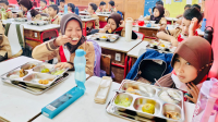 Peninjauan langsung pelaksanaan program makan bergizi gratis (MBG) di SD Jati 03, Jakarta, pada Rabu, 7 Mei 2025| BPMI Setpres/Laily Rachev