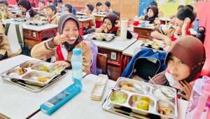 Peninjauan langsung pelaksanaan program makan bergizi gratis (MBG) di SD Jati 03, Jakarta, pada Rabu, 7 Mei 2025| BPMI Setpres/Laily Rachev