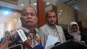 Wakil Ketua Badan Legislasi (Baleg) DPR RI dari Fraksi PDI Perjuangan Sturman Panjaitan (kiri) bersama dengan Wakil Menteri Hukum Eddy Hiariej (kanan) di Kompleks Parlemen, Senayan, Jakarta, Kamis, 18/9/2025 | Novia Suhari/Forum Keadilan