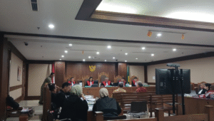 Eks Komisaris Utama PT Asuransi Jiwasraya Djonny Wiguna (kanan baju merah) di Pengadilan Tipikor Jakarta, Selasa, 2/9/2025 | Syahrul Baihaqi/Forum Keadilan
