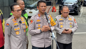 Kabid Humas Polda Metro Jaya Brigjen Pol Ade Ary Syam Indradi (kiri), Direktur Tahanan dan Barang Bukti (Dirtahti) Polda Metro Jaya Kombes Dermawan Karosekali (tengah), Kabid Dokkes Polda Metro Jaya (kanan), di Polda Metro Jaya, Jumat 19/9/2025 | Ari Kurniansyah/Forum Keadilan