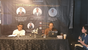 Guru Besar Fakultas Hukum Universitas Sebelas Maret (UNS) sekaligus Ketua Komisi Kejaksaan (Komjak) Pujiyono Suwadi dalam diskusi Iwakum di Jakarta, Jumat, 19/9/2025 | Syahrul Baihaqi/Forum Keadilan