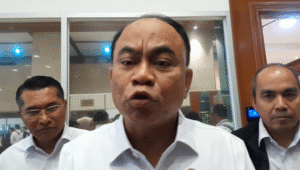 Menteri Koperasi Budi Arie Setiadi membantah kabar yang menyebut dirinya akan terkena reshuffle kabinet serta wacana penggabungan kembali Kementerian Koperasi dengan Kementerian UMKM, di Kompleks Parlemen, Senayan, Jakarta | Novia Suhari/Forum Keadilan