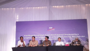 Perwakilan nelayan Cilincing, Jakarta Utara, Danu Ali (paling kiri) membantah klaim yang beredar dalam sebuah video viral di media sosial terkait pembangunan tanggul beton | Novia Suhari/Forum Keadilan