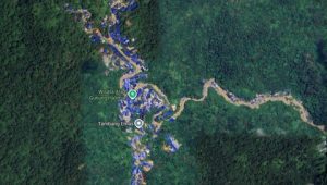 Keberadaan deretan tenda biru penambang emas tanpa izin (PETI) di kawasan Taman Nasional Gunung Halimun Salak (TNGHS) yang muncul dari citra satelit Google Maps | Ist