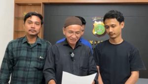Security Pegawai Satuan Pelayanan Pemenuhan Gizi (SPPG) yang mencekik dua wartawan saat menelusuri kasus keracunan siswa SDN 01 Pasar Rebo, Jakarta Timur, pada Selasa 30/9/2025, meminta maaf. | Ari Kurniansyah/Forum Keadilan